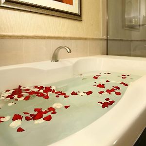Luxury Suites International At The Signature